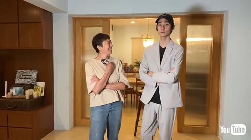 メンズコーデを紹介するRIKACOと長男の樹