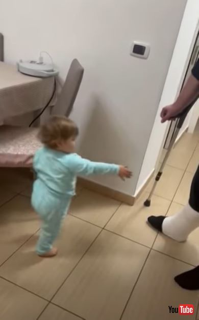 けがをしたパパをお手伝いする赤ちゃん