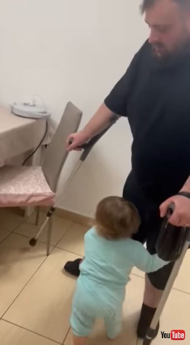 けがをしたパパをお手伝いする赤ちゃん