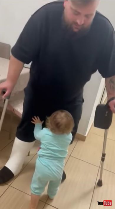 けがをしたパパをお手伝いする赤ちゃん