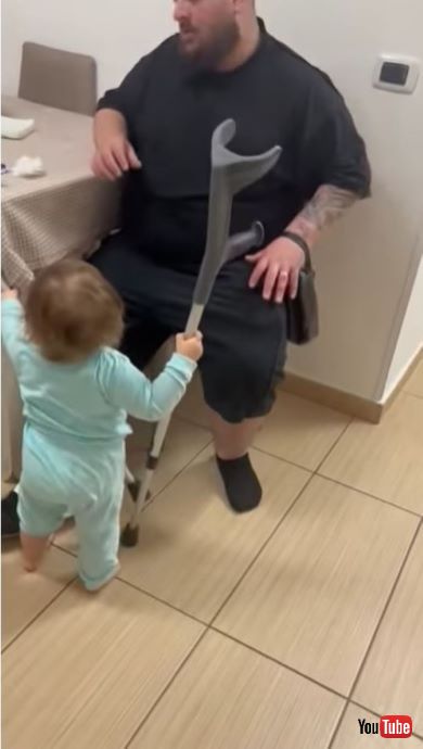 けがをしたパパをお手伝いする赤ちゃん