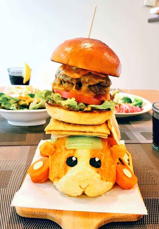 愛を感じるサプライズ！　モルカー好きの妻の誕生日に夫が作った「ハンバーガーモルカー」がすごい