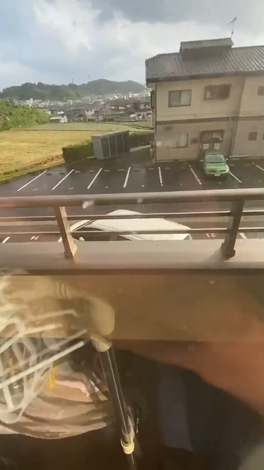 国内で竜巻が発生！　壮絶な被害を生々しく伝えたツイートが恐ろしい　車がひっくり返り瓦は宙を舞う――