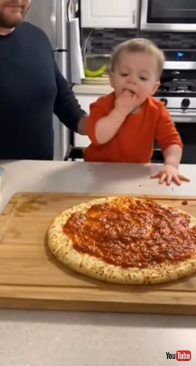 パパとピザ作りをする男の子