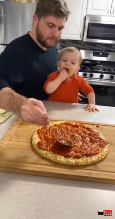 パパとピザ作りをする男の子