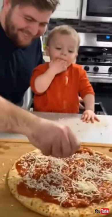 パパとピザ作りをする男の子