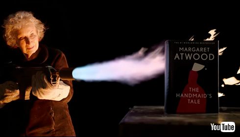 出版社が検閲に抗議して焚書できない燃えない本を作る　著者も「まさか自分の本を燃やそうとして失敗するとは……」と驚く完成度