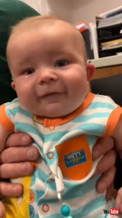 はじめて補聴器をつけた赤ちゃん