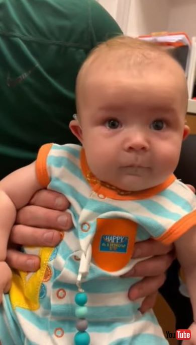 はじめて補聴器をつけた赤ちゃん