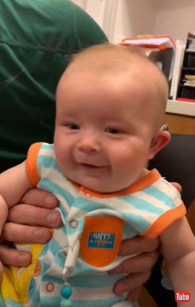 はじめて補聴器をつけた赤ちゃん