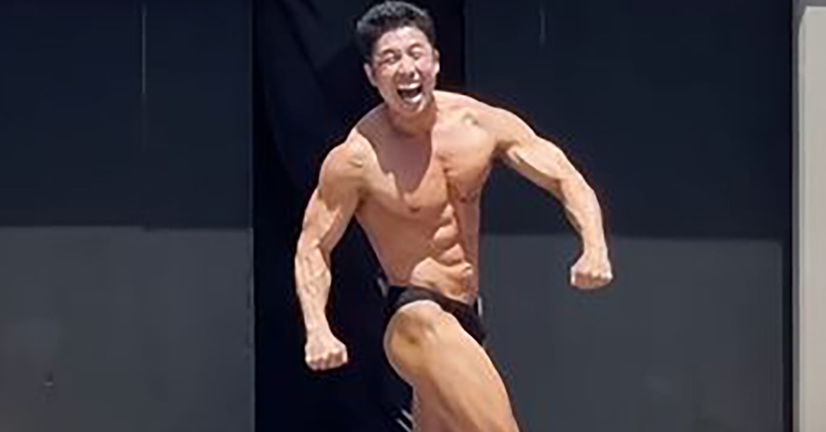 ボディビル ベニスビーチ 優勝 トロフィー なかやまきんに君 ヤー なかやまきんに君がビーチの観客を魅了し優勝。苦難乗り越え