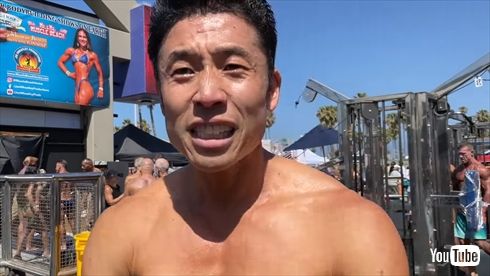 泣き祖父との思い出を語るなかやまきんに君