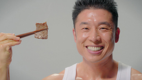 焼肉を持つきんに君