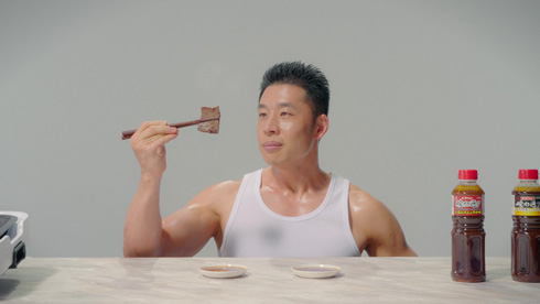 焼肉を持つきんに君