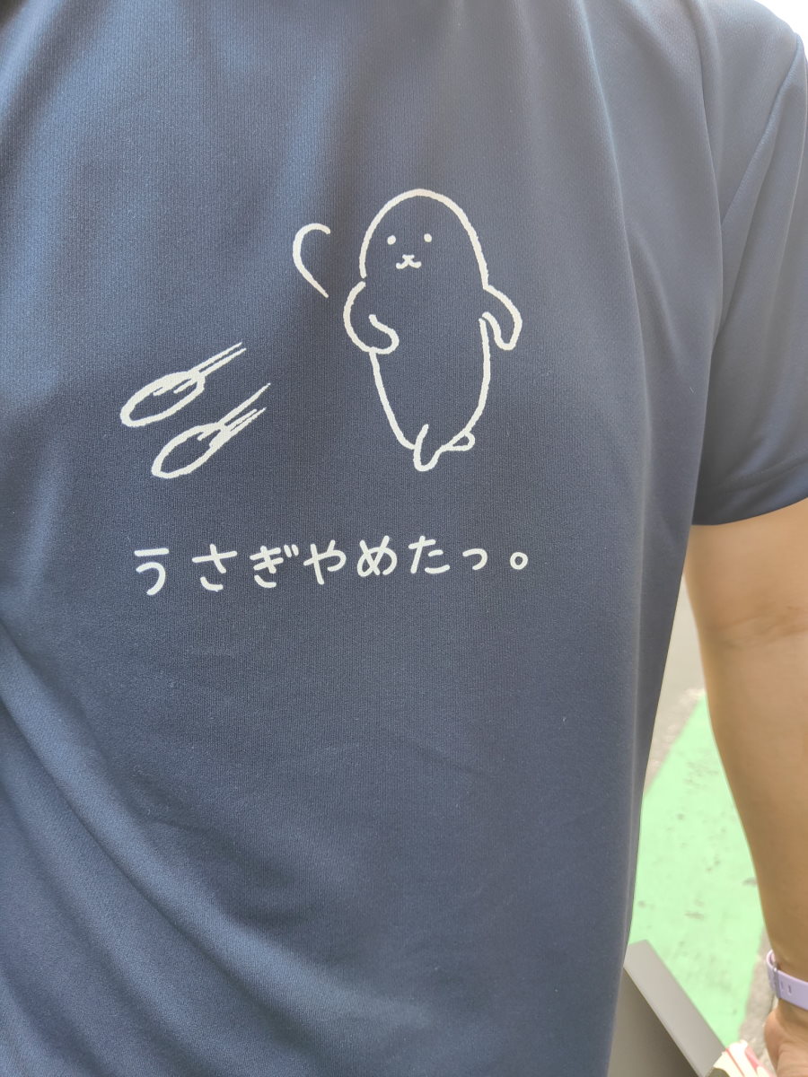 「ひどいTシャツだ」の一言で24万いいねを集めたうさぎ（？）のTシャツを御覧ください