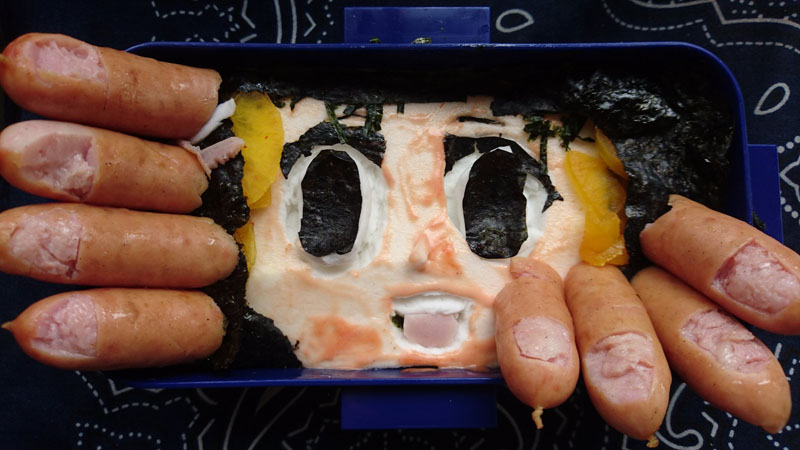 月ノ美兎の実写版こと「謎ノ美兎」を再現（？）したキャラ弁が完全にホラー　弁当箱からはい出してくる……！