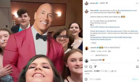 ドウェイン・ジョンソンの等身大パネルと撮影会をするファンの女性