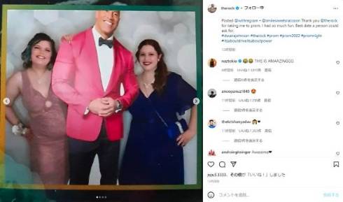 ドウェイン・ジョンソンの等身大パネルとプロムに行く女性