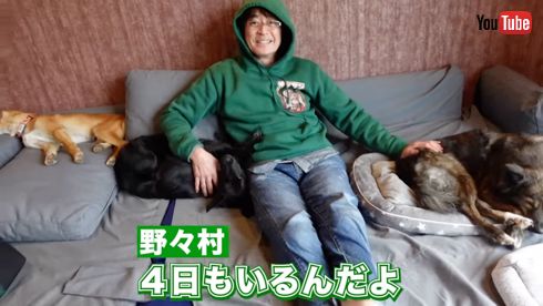 「さかがみ家」で働く坂上忍と野々村真