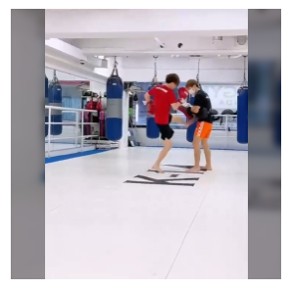 スパーリング中の矢島名月