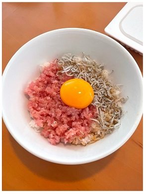 真野恵里菜が舌鼓を打った釜揚げしらすにまぐろのたたき、卵黄を乗せた丼と納豆