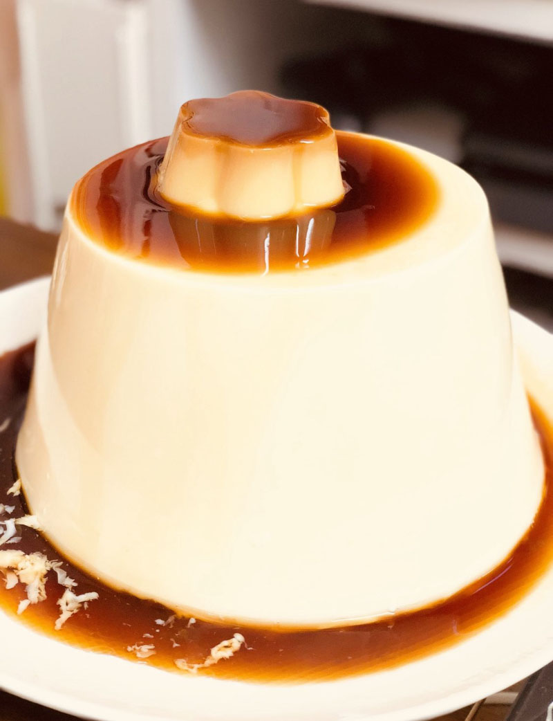 憧れの「バケツプリン」、作ってみた写真が破壊力抜群　てっぺんに添えられた普通のプリンがその巨大さを物語る