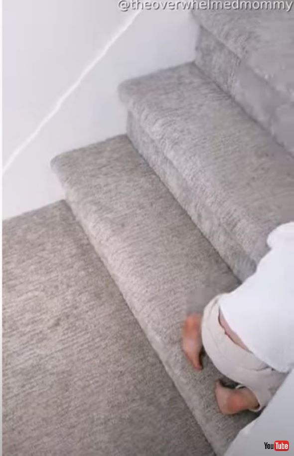 階段で眠ってしまった男の子