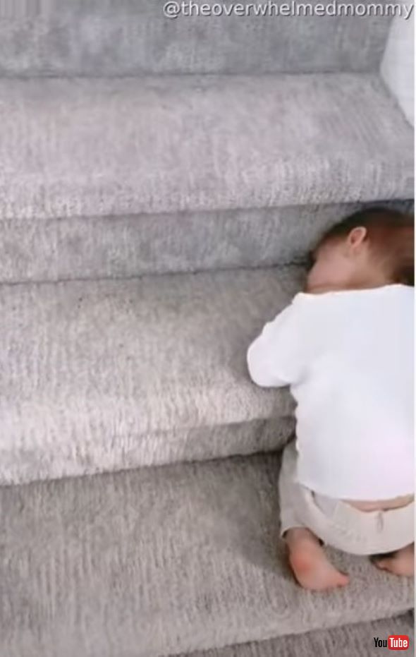 階段で眠ってしまった男の子
