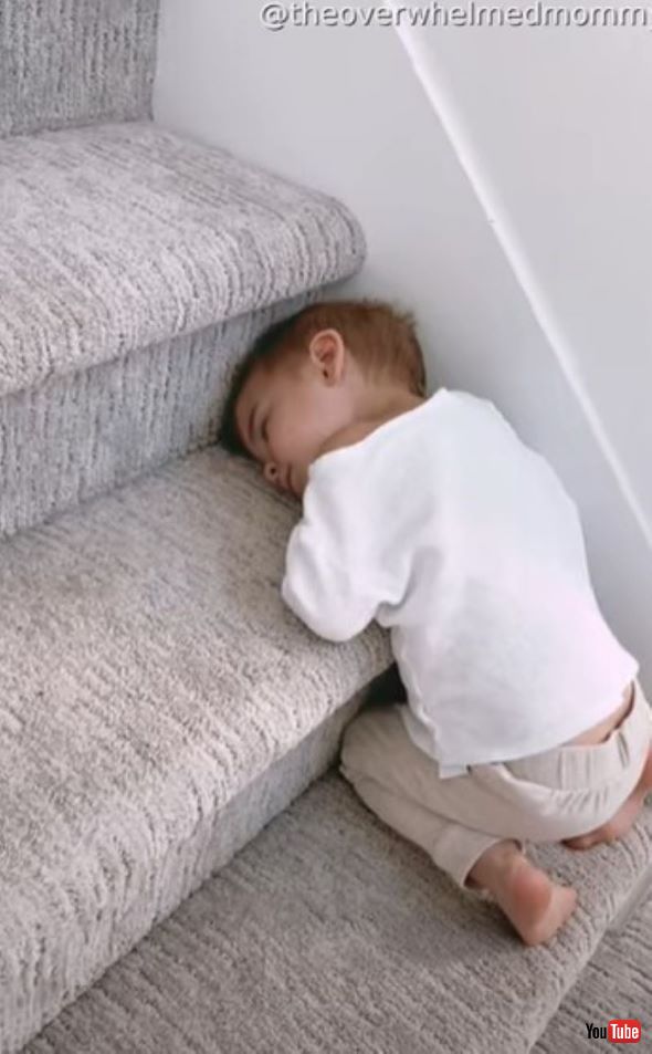 階段で眠ってしまった男の子