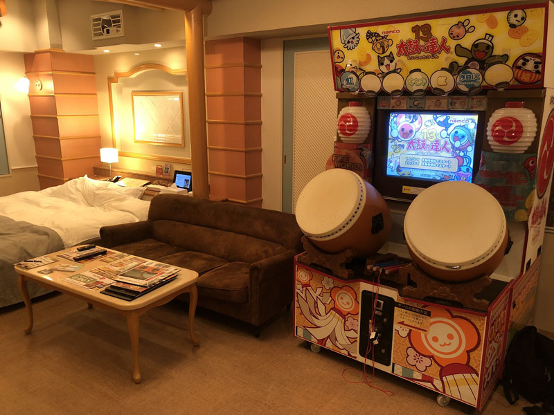 ホテルの部屋に「太鼓の達人」が！　「一晩中遊べるドン！」なホテルが話題に、なぜ置いたのか運営元に聞いた