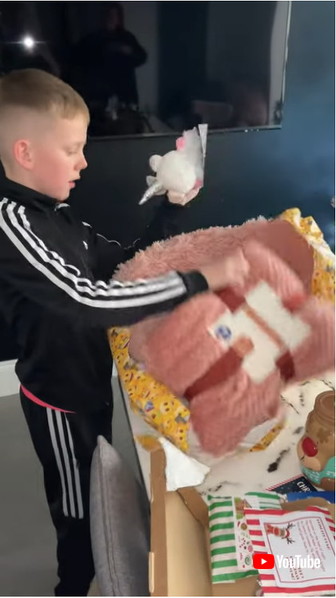 包みを開ける男の子