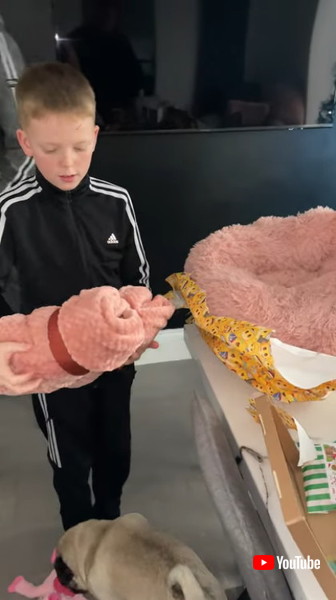 謎のプレゼントに困惑する少年