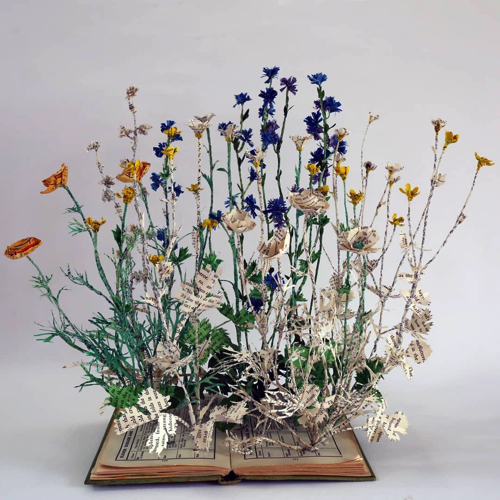 古本を使った彫刻