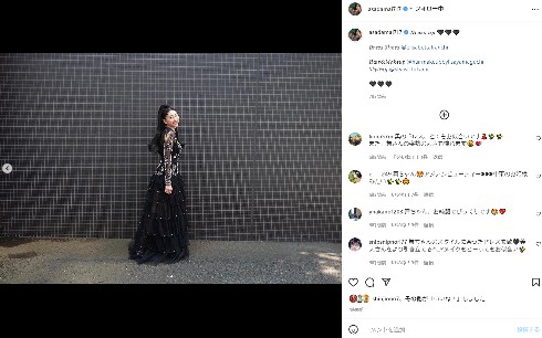 ドレス姿の浅田舞