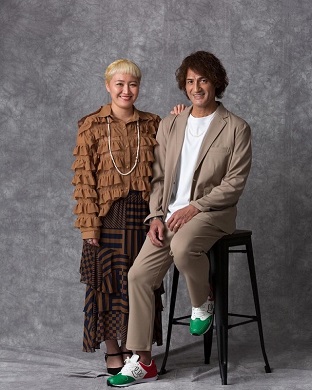 フォーマルな服装の丸山桂里奈と本並健治