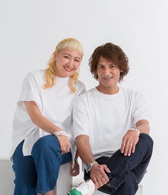白いTシャツを着た丸山桂里奈と本並健治