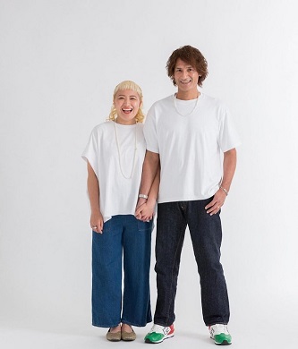 白いTシャツを着た丸山桂里奈と本並健治