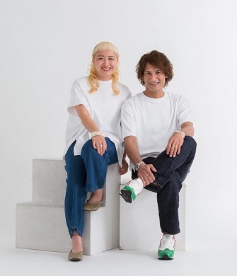 白いTシャツを着た丸山桂里奈と本並健治