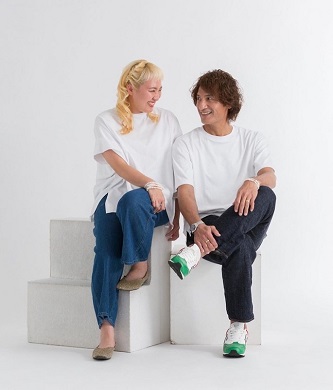 白いTシャツを着た丸山桂里奈と本並健治