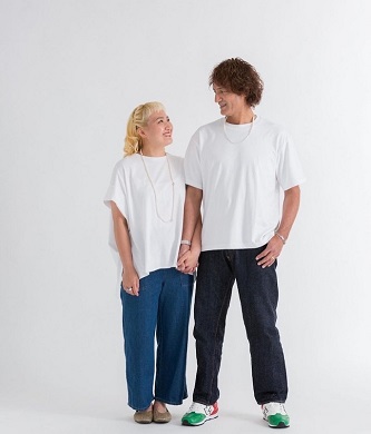 白いTシャツを着た丸山桂里奈と本並健治