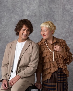 フォーマルな服装の丸山桂里奈と本並健治