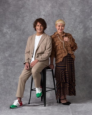 フォーマルな服装の丸山桂里奈と本並健治