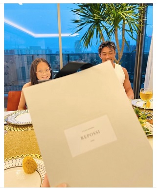 SHIHOの誕生日を祝う秋山成勲と娘のサラン