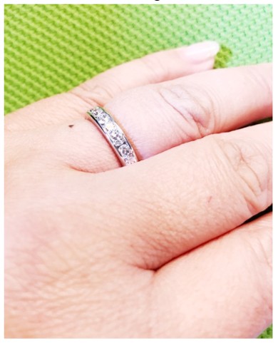 結婚指輪を見せる北斗晶