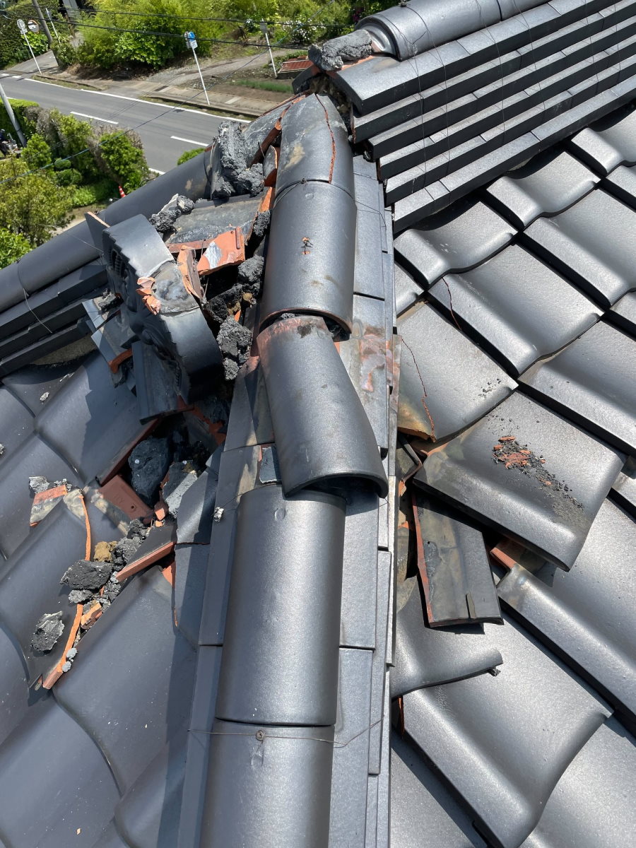 落雷で粉砕された屋根瓦が自然の恐ろしさを教えてくれる資料と注目集める　「瓦がなかったら……」「火災保険入ろう」