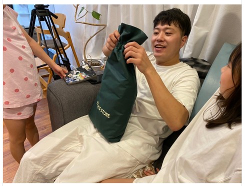 娘たちからプレゼントをもらうエハラマサヒロ