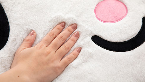 夢の超BIGふかふかぬいぐるみクッション・クロミを触っているところ