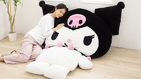 夢の超BIGふかふかぬいぐるみクッション・クロミと添い寝しているところ