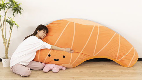 夢の超BIGふかふかぬいぐるみクッション・KIRIMIちゃん.と添い寝しているところ