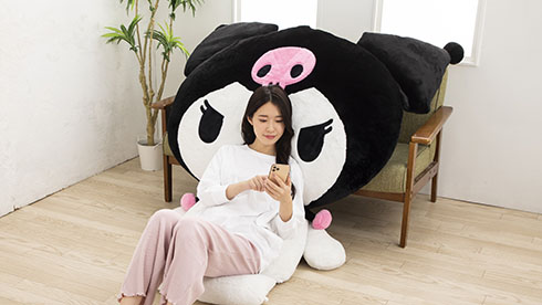 夢の超BIGふかふかぬいぐるみクッション・クロミに寄りかかる